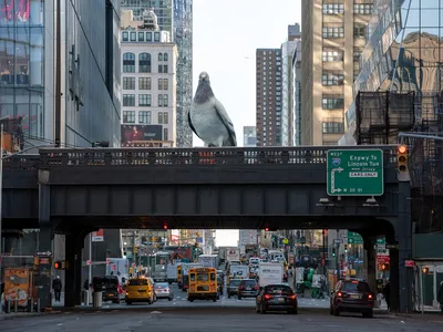 A rendering of&nbsp;Iv&aacute;n Argote&#39;s giant pigeon statue perched on top of the High Line